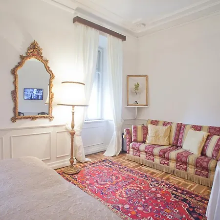 Piazza Venezia Le Guest house